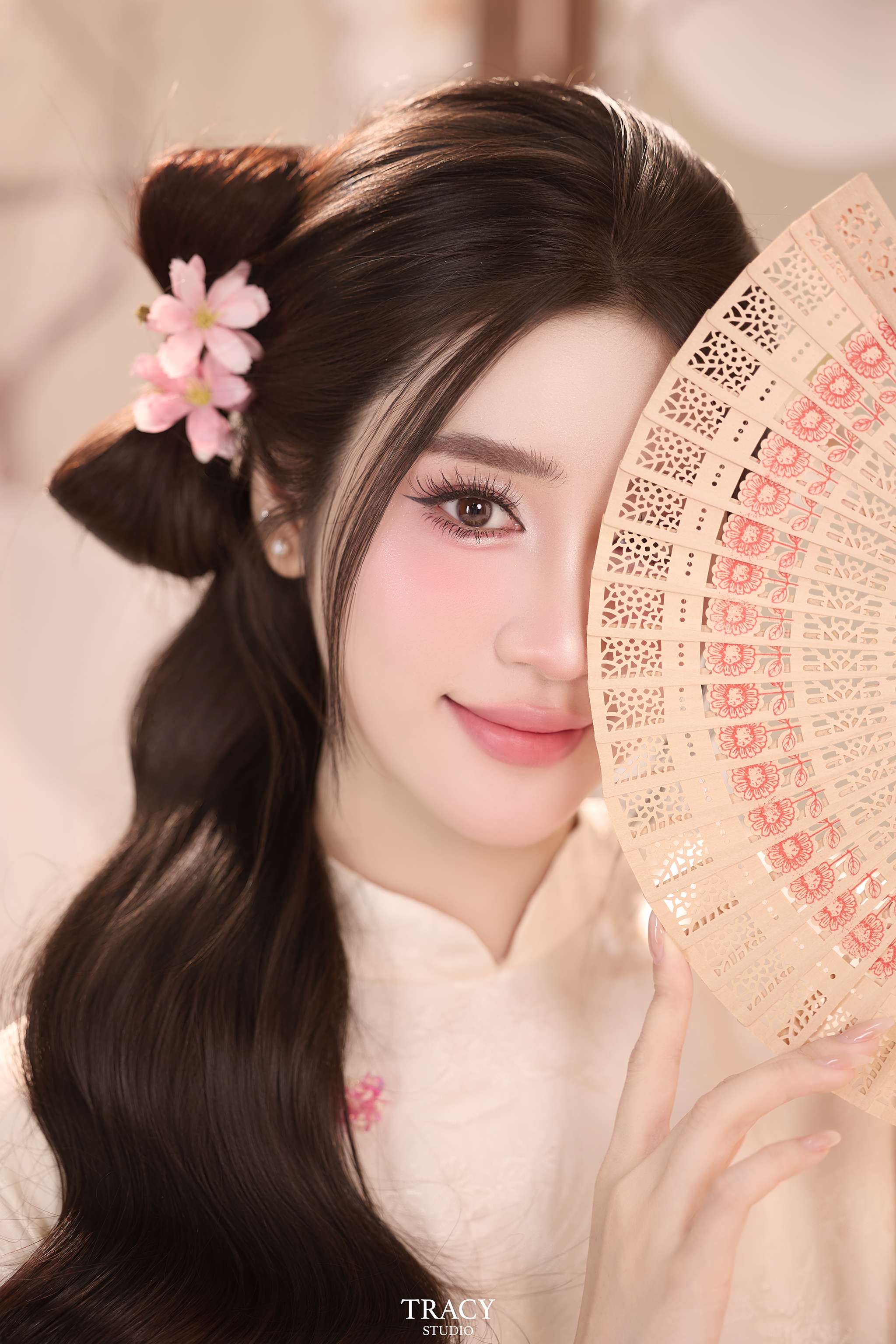 frontend/img/gallery/anh-tet-yem-ao-dai/tracy-studio-chup-concept-tet-thuong-tra (1).jpg